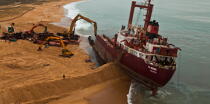 Déconstruction du cargo TK Bremen sur la plage d'Erdeven © Philip Plisson / Plisson La Trinité / AA33082 - Nos reportages photos - Cargo