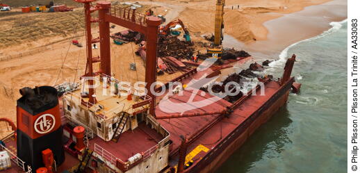 Déconstruction du cargo TK Bremen sur la plage d'Erdeven - © Philip Plisson / Plisson La Trinité / AA33083 - Nos reportages photos - Cargo