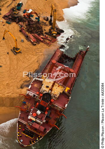 Déconstruction du cargo TK Bremen sur la plage d'Erdeven - © Philip Plisson / Plisson La Trinité / AA33084 - Nos reportages photos - Vertical