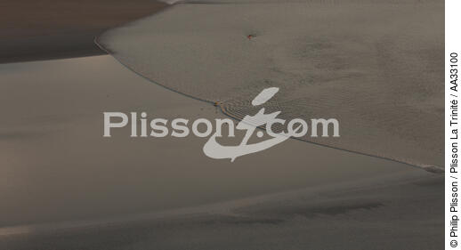 Tidal bore in the Bay of Mont Saint-Michel [AT] - © Philip Plisson / Plisson La Trinité / AA33100 - Photo Galleries - Wave