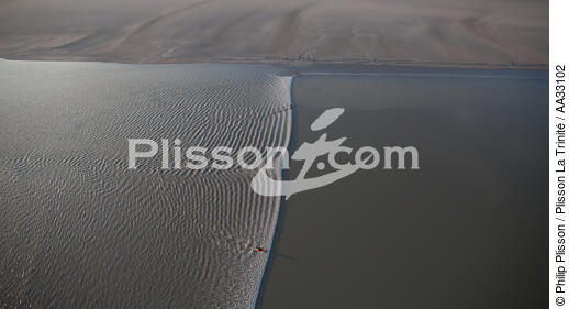 Tidal bore in the Bay of Mont Saint-Michel [AT] - © Philip Plisson / Plisson La Trinité / AA33102 - Photo Galleries - Sport and Leisure
