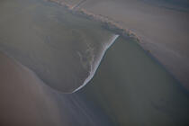 Tidal bore in the Bay of Mont Saint-Michel [AT] © Philip Plisson / Plisson La Trinité / AA33104 - Photo Galleries - Manche [The]