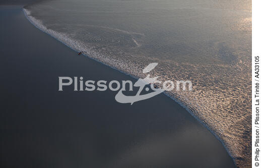 Tidal bore in the Bay of Mont Saint-Michel [AT] - © Philip Plisson / Plisson La Trinité / AA33105 - Photo Galleries - Normandie
