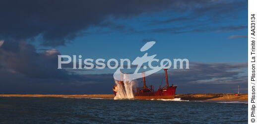 The wreck of TK Bremen, the open sea [AT] - © Philip Plisson / Plisson La Trinité / AA33134 - Photo Galleries - Tide