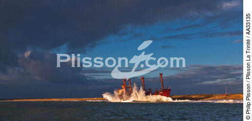 The wreck of TK Bremen, the open sea [AT] - © Philip Plisson / Plisson La Trinité / AA33135 - Photo Galleries - Cargo ship