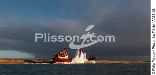 L'épave du TK Bremen, pleine mer. - © Philip Plisson / Pêcheur d’Images / AA33136 - Nos reportages photos - Echouage du TK Bremen dans le Morbihan