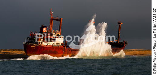 The wreck of TK Bremen, the open sea [AT] - © Philip Plisson / Plisson La Trinité / AA33137 - Photo Galleries - Cargo ship