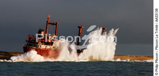 The wreck of TK Bremen, the open sea [AT] - © Philip Plisson / Plisson La Trinité / AA33138 - Photo Galleries - TK Bremen grounding