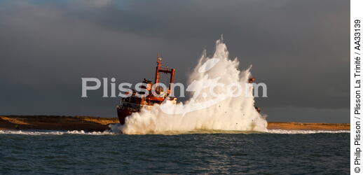 L'épave du TK Bremen, pleine mer. - © Philip Plisson / Plisson La Trinité / AA33139 - Nos reportages photos - Erdeven