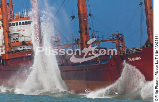 The wreck of TK Bremen, the open sea [AT] - © Philip Plisson / Plisson La Trinité / AA33141 - Photo Galleries - Cargo ship