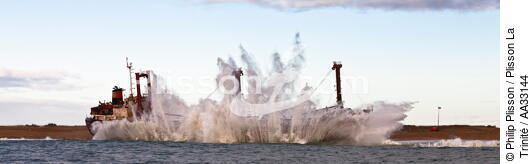L'épave du TK Bremen, pleine mer. - © Philip Plisson / Plisson La Trinité / AA33144 - Nos reportages photos - Marée haute