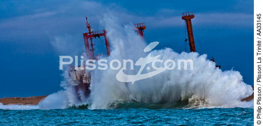 L'épave du TK Bremen, pleine mer. - © Philip Plisson / Plisson La Trinité / AA33145 - Nos reportages photos - Marée