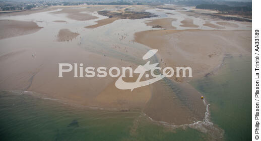 Big low tide on le Men Du beach - © Philip Plisson / Plisson La Trinité / AA33189 - Photo Galleries - Low tide