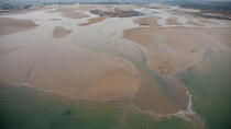 Big low tide on le Men Du beach © Philip Plisson / Plisson La Trinité / AA33189 - Photo Galleries - Tide