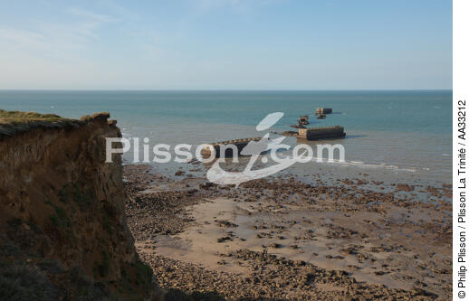 Arromanches - © Philip Plisson / Plisson La Trinité / AA33212 - Photo Galleries - Low tide