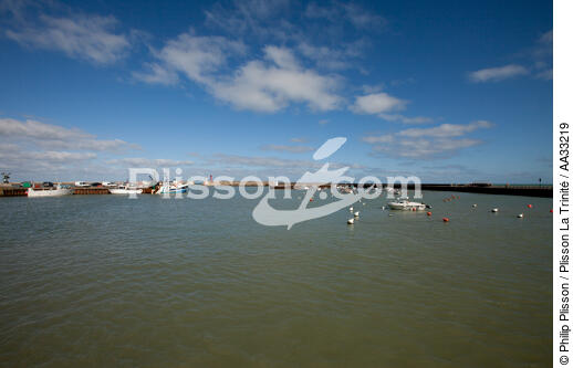 Port en Bessin - © Philip Plisson / Plisson La Trinité / AA33219 - Nos reportages photos - Marée haute