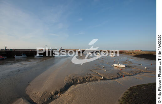 Port en Bessin - © Philip Plisson / Plisson La Trinité / AA33220 - Photo Galleries - Low tide