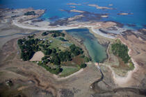 Ile Saint-Gildas © Philip Plisson / Plisson La Trinité / AA33229 - Nos reportages photos - Marée basse