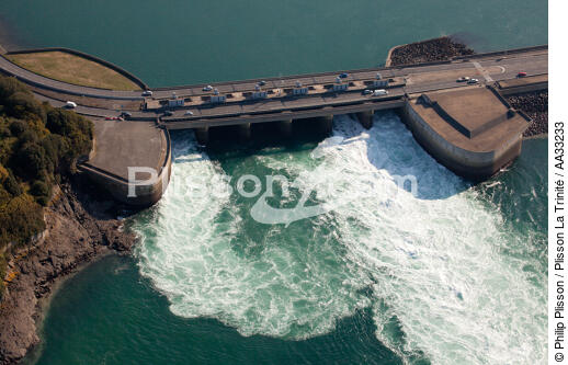 Le Barrage de la Rance - © Philip Plisson / Plisson La Trinité / AA33233 - Nos reportages photos - Fleuve