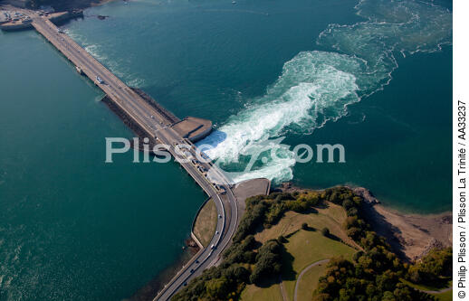 Le Barrage de la Rance - © Philip Plisson / Plisson La Trinité / AA33237 - Nos reportages photos - Barrage