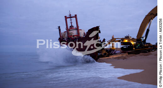 Déconstruction du cargo TK Bremen sur la plage d'Erdeven - © Philip Plisson / Plisson La Trinité / AA33256 - Nos reportages photos - La déconstruction du TK Bremen