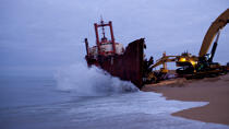 Déconstruction du cargo TK Bremen sur la plage d'Erdeven © Philip Plisson / Plisson La Trinité / AA33256 - Nos reportages photos - Transport maritime