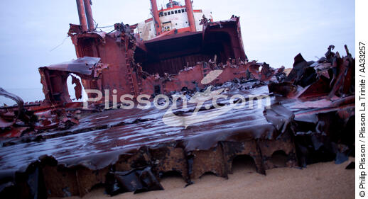 Déconstruction du cargo TK Bremen sur la plage d'Erdeven - © Philip Plisson / Plisson La Trinité / AA33257 - Nos reportages photos - Cargo