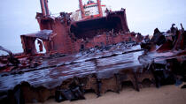 Déconstruction du cargo TK Bremen sur la plage d'Erdeven © Philip Plisson / Plisson La Trinité / AA33257 - Nos reportages photos - Pollution