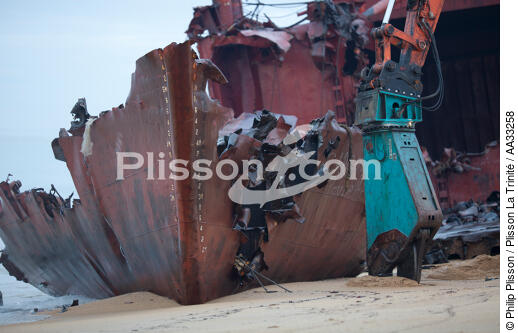 Déconstruction du cargo TK Bremen sur la plage d'Erdeven - © Philip Plisson / Plisson La Trinité / AA33258 - Nos reportages photos - Erdeven