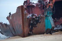 Déconstruction du cargo TK Bremen sur la plage d'Erdeven © Philip Plisson / Plisson La Trinité / AA33258 - Nos reportages photos - Transport maritime