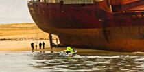 Déconstruction du cargo TK Bremen sur la plage d'Erdeven © Philip Plisson / Plisson La Trinité / AA33260 - Nos reportages photos - Transport maritime