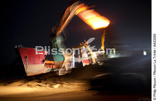 Déconstruction du cargo TK Bremen sur la plage d'Erdeven - © Philip Plisson / Plisson La Trinité / AA33265 - Nos reportages photos - Pollution