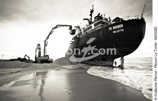 Déconstruction du cargo TK Bremen à Erdeven - © Guillaume Plisson / Plisson La Trinité / AA33282 - Nos reportages photos - Transport maritime
