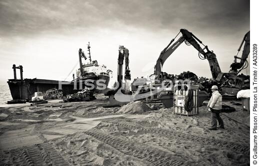 Déconstruction du cargo TK Bremen à Erdeven - © Guillaume Plisson / Plisson La Trinité / AA33289 - Nos reportages photos - Noir et blanc