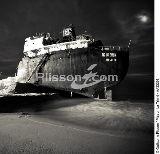 Déconstruction du cargo TK Bremen à Erdeven - © Guillaume Plisson / Plisson La Trinité / AA33298 - Nos reportages photos - Noir et blanc