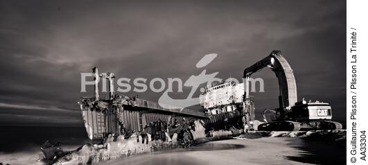 Déconstruction du cargo TK Bremen à Erdeven - © Guillaume Plisson / Plisson La Trinité / AA33304 - Nos reportages photos - Noir et blanc