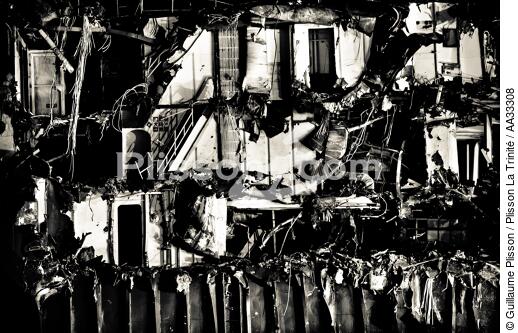 Déconstruction du cargo TK Bremen à Erdeven - © Guillaume Plisson / Plisson La Trinité / AA33308 - Nos reportages photos - L'esthétique du Chaos par Guillaume Plisson