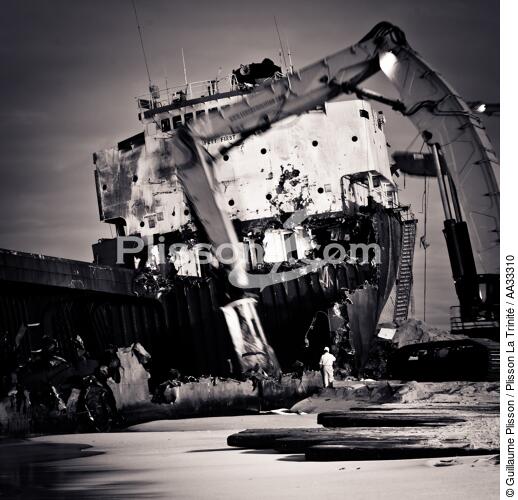 Déconstruction du cargo TK Bremen à Erdeven - © Guillaume Plisson / Plisson La Trinité / AA33310 - Nos reportages photos - L'esthétique du Chaos par Guillaume Plisson