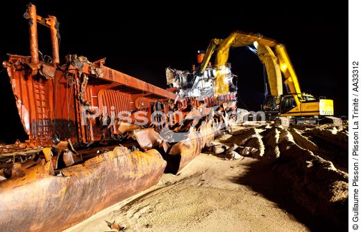 Déconstruction du cargo TK Bremen à Erdeven - © Guillaume Plisson / Plisson La Trinité / AA33312 - Nos reportages photos - Cargo