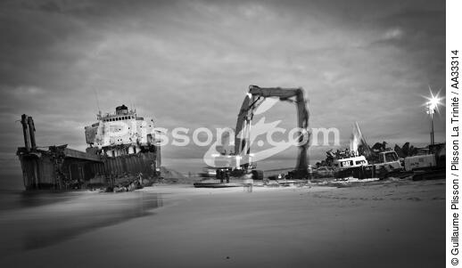 Déconstruction du cargo TK Bremen à Erdeven - © Guillaume Plisson / Plisson La Trinité / AA33314 - Nos reportages photos - Transport maritime