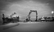 Déconstruction du cargo TK Bremen à Erdeven © Guillaume Plisson / Plisson La Trinité / AA33314 - Nos reportages photos - Noir et blanc
