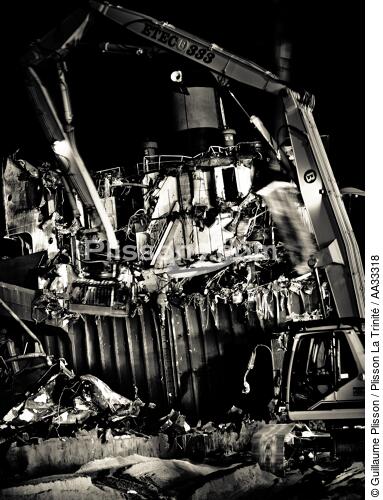 Déconstruction du cargo TK Bremen à Erdeven - © Guillaume Plisson / Plisson La Trinité / AA33318 - Nos reportages photos - L'esthétique du Chaos par Guillaume Plisson