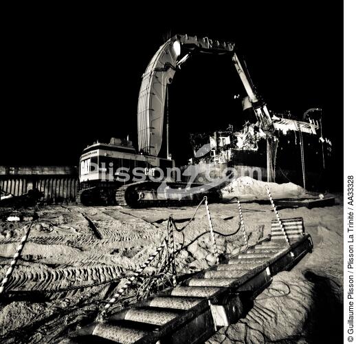 Déconstruction du cargo TK Bremen à Erdeven - © Guillaume Plisson / Plisson La Trinité / AA33328 - Nos reportages photos - Noir et blanc