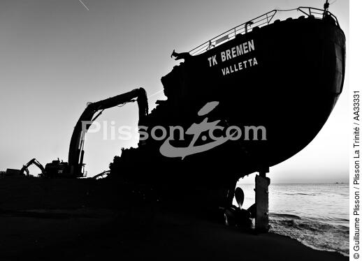 Déconstruction du cargo TK Bremen à Erdeven - © Guillaume Plisson / Plisson La Trinité / AA33331 - Nos reportages photos - Termes divers