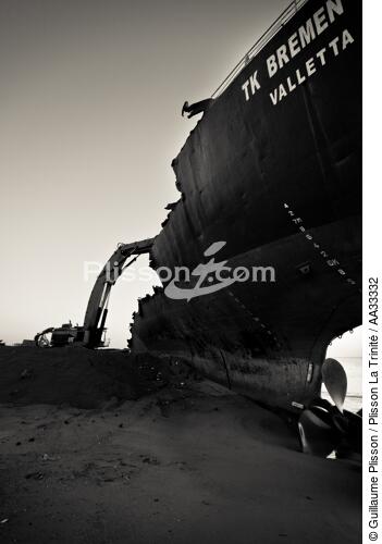 Déconstruction du cargo TK Bremen à Erdeven - © Guillaume Plisson / Plisson La Trinité / AA33332 - Nos reportages photos - Noir et blanc