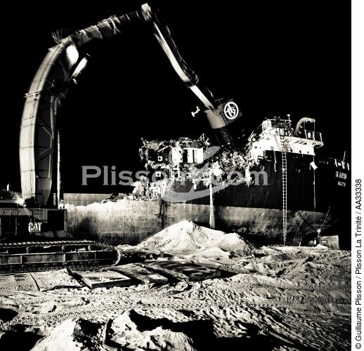 Déconstruction du cargo TK Bremen à Erdeven - © Guillaume Plisson / Plisson La Trinité / AA33338 - Nos reportages photos - Guillaume Plisson