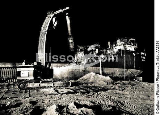 Déconstruction du cargo TK Bremen à Erdeven - © Guillaume Plisson / Plisson La Trinité / AA33341 - Nos reportages photos - Noir et blanc