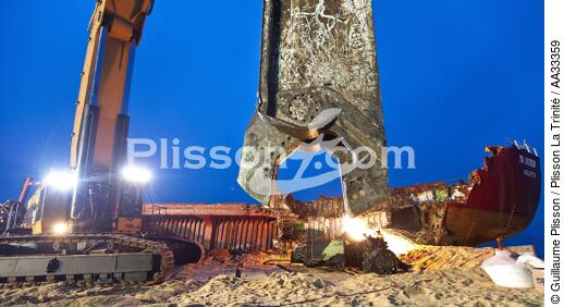 Déconstruction du cargo TK Bremen à Erdeven - © Guillaume Plisson / Plisson La Trinité / AA33359 - Nos reportages photos - Echouage