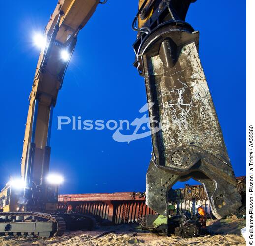 Déconstruction du cargo TK Bremen à Erdeven - © Guillaume Plisson / Plisson La Trinité / AA33360 - Nos reportages photos - Pollution