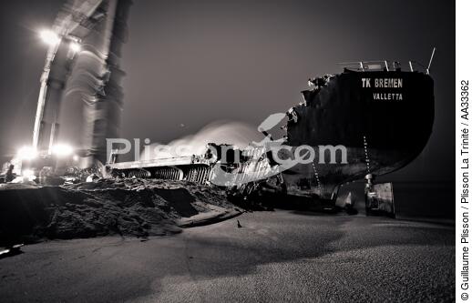 Déconstruction du cargo TK Bremen à Erdeven - © Guillaume Plisson / Plisson La Trinité / AA33362 - Nos reportages photos - Ville [56]